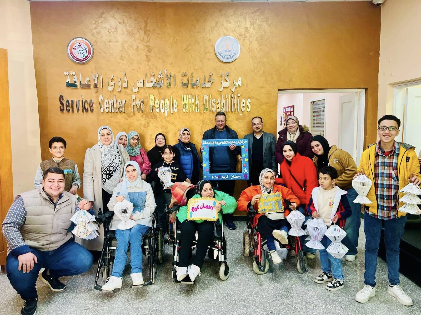  يقدم مركز خدمات الأشخاص ذوي الإعاقة ورشه تدريبيه لذوي الهمم لإعادة التدوير لعمل زينة رمضان من أجل بيئة مستدامة